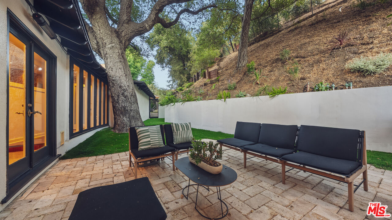 3440 Mandeville Canyon Rd