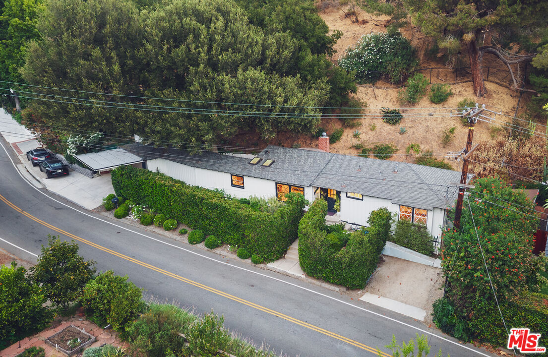 3440 Mandeville Canyon Rd