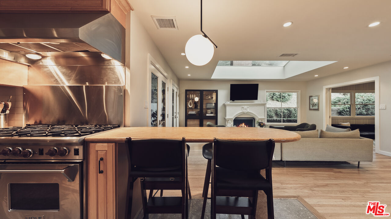 3440 Mandeville Canyon Rd