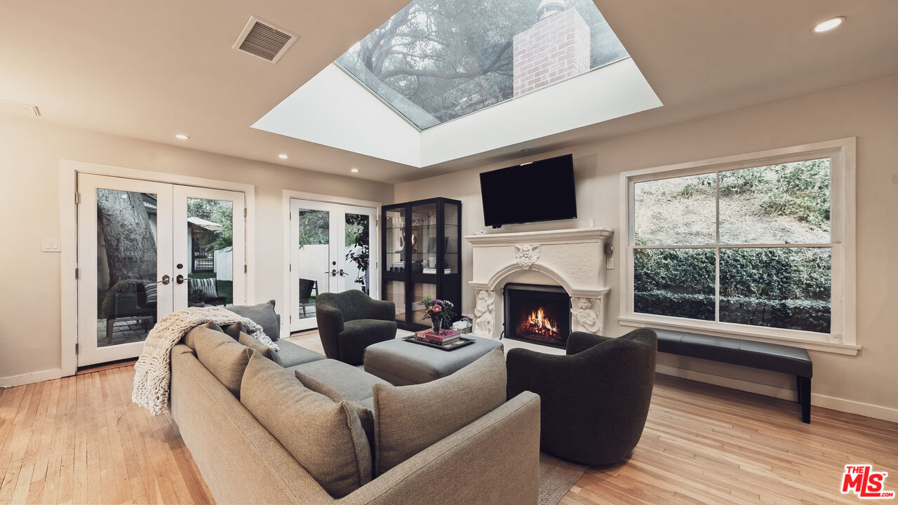 3440 Mandeville Canyon Rd