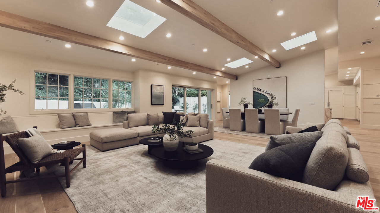 1507 N Bundy Dr