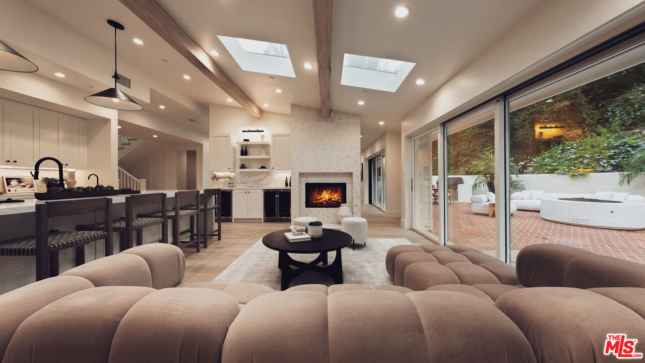1507 N Bundy Dr