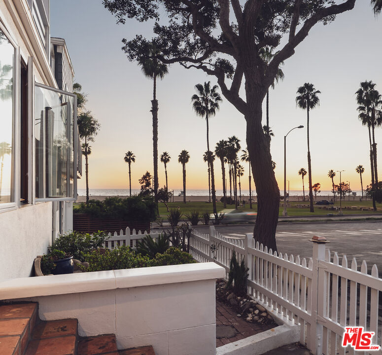 118 Fraser Ave