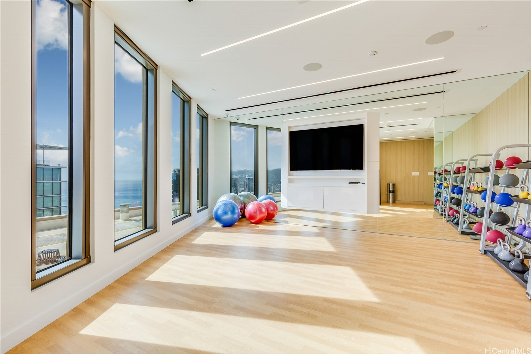 987 Queen Street 3907