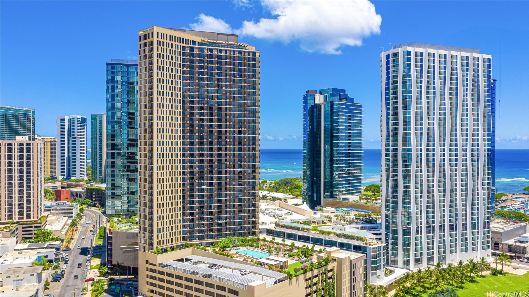 987 Queen Street 3907