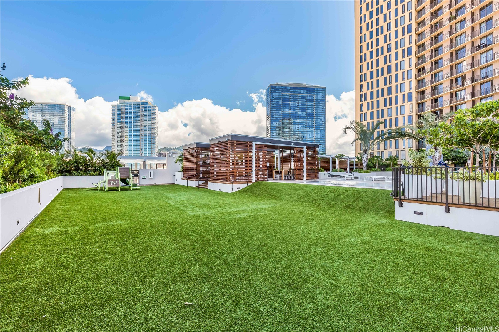 987 Queen Street 3907