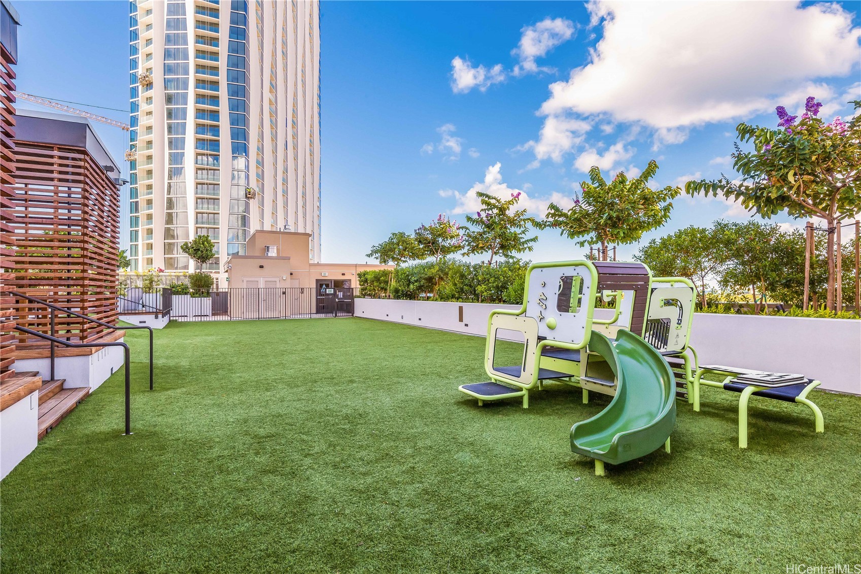 987 Queen Street 3907