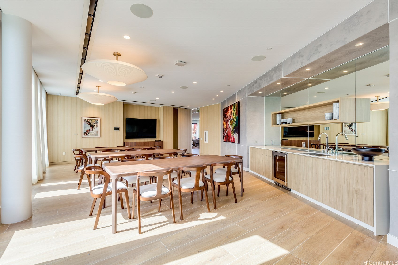 987 Queen Street 3907