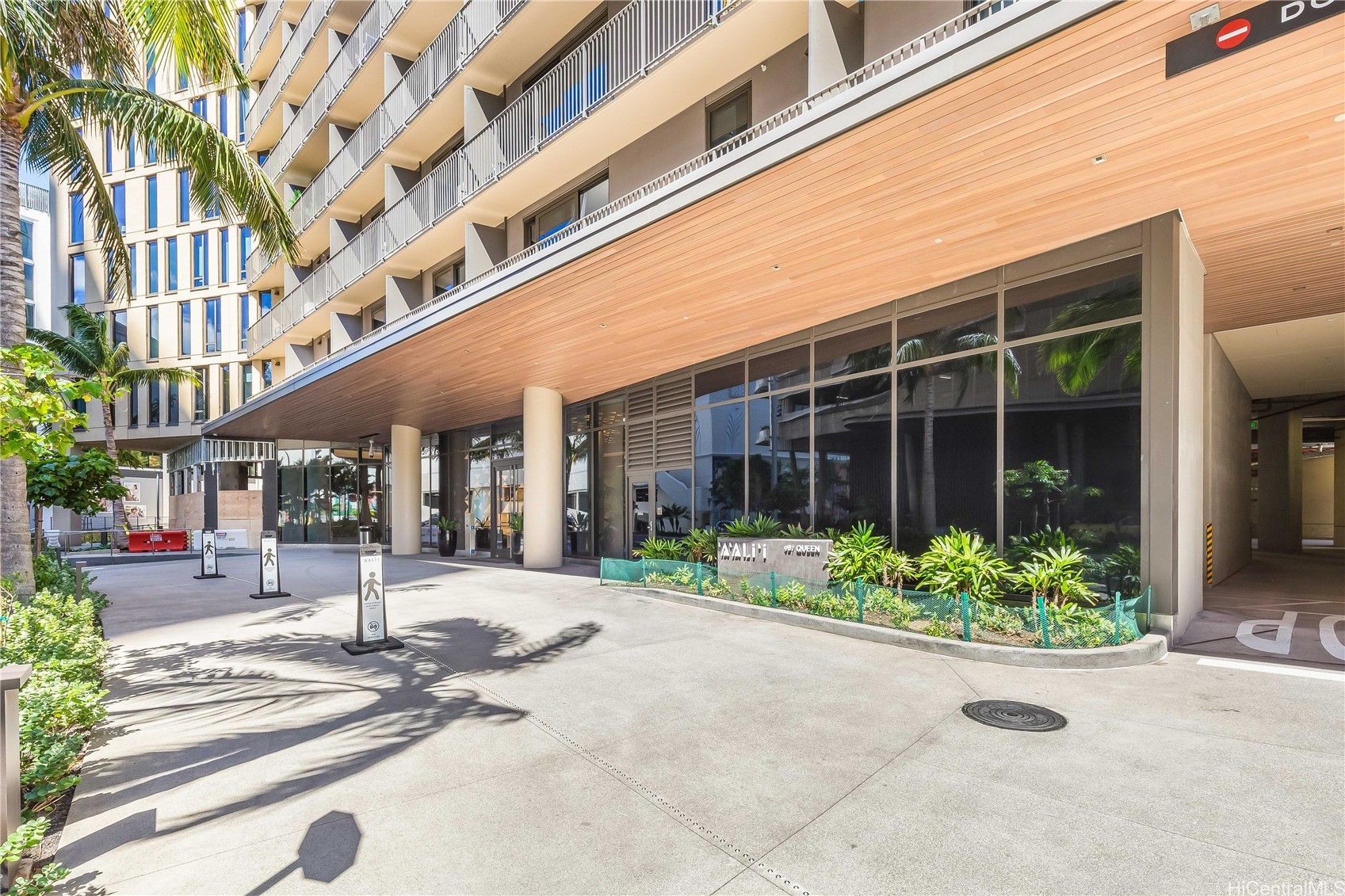 987 Queen Street 3907