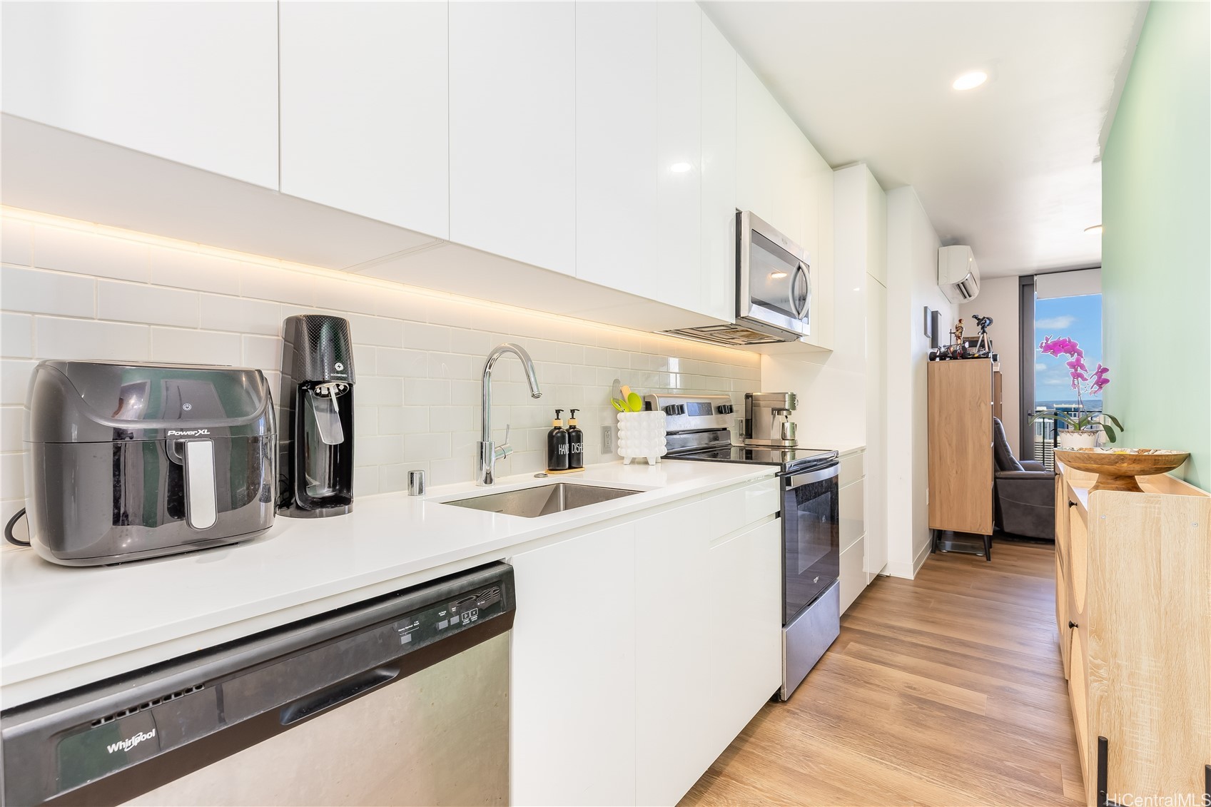 987 Queen Street 3907