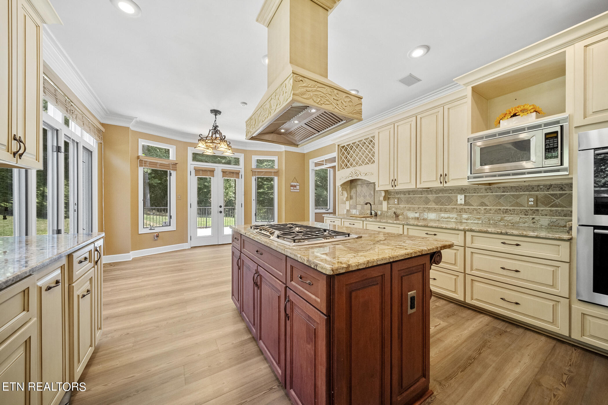 5305 Rio Vista Lane
