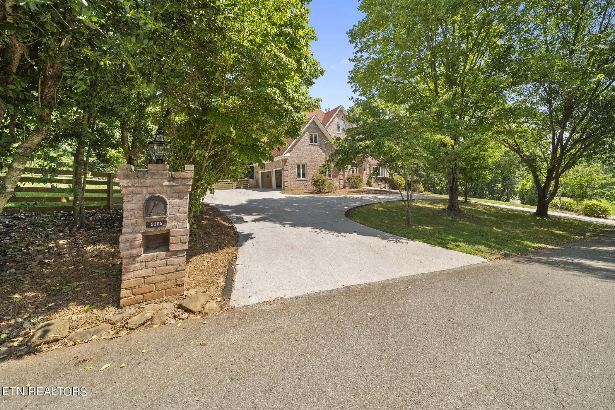 5305 Rio Vista Lane