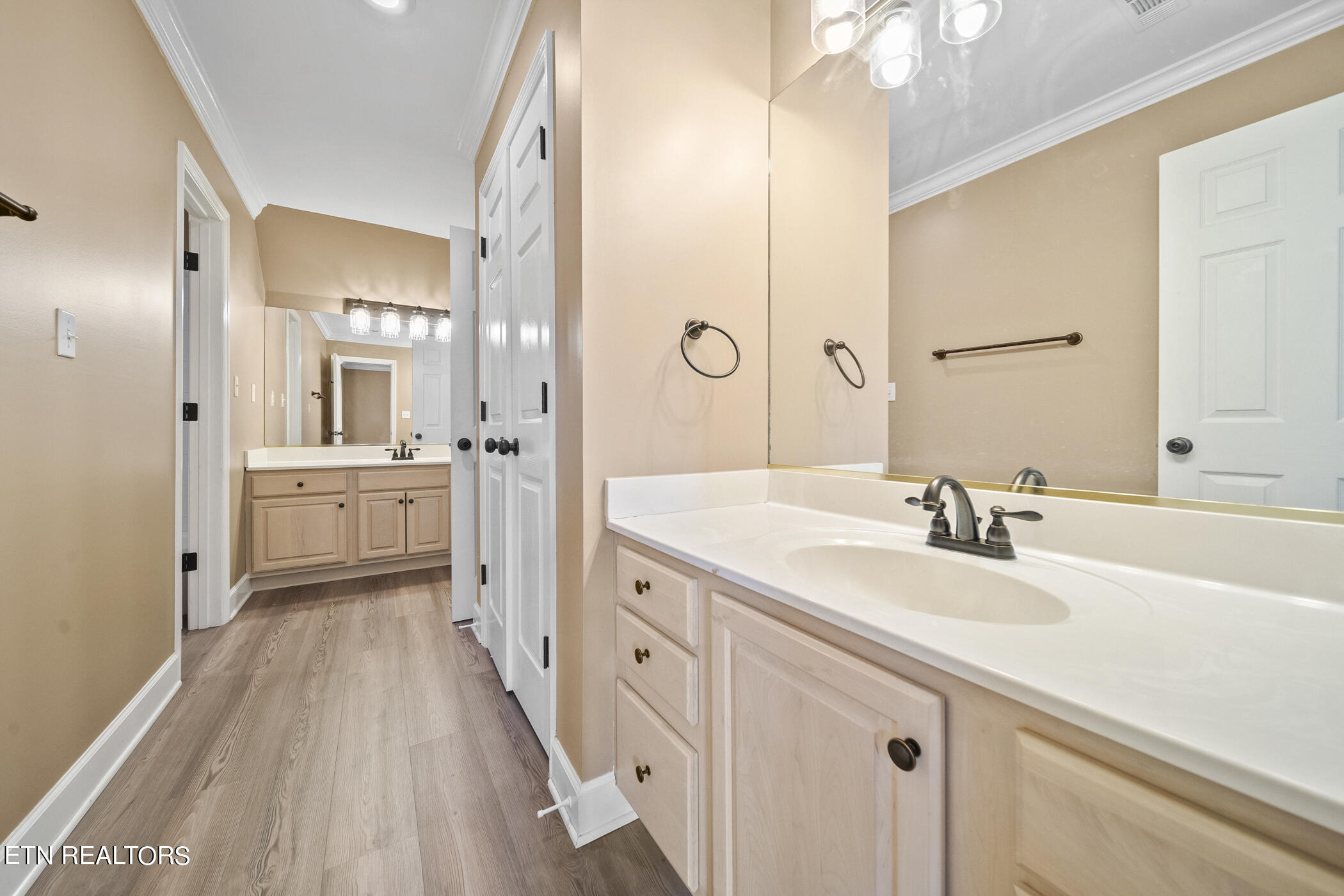 5305 Rio Vista Lane