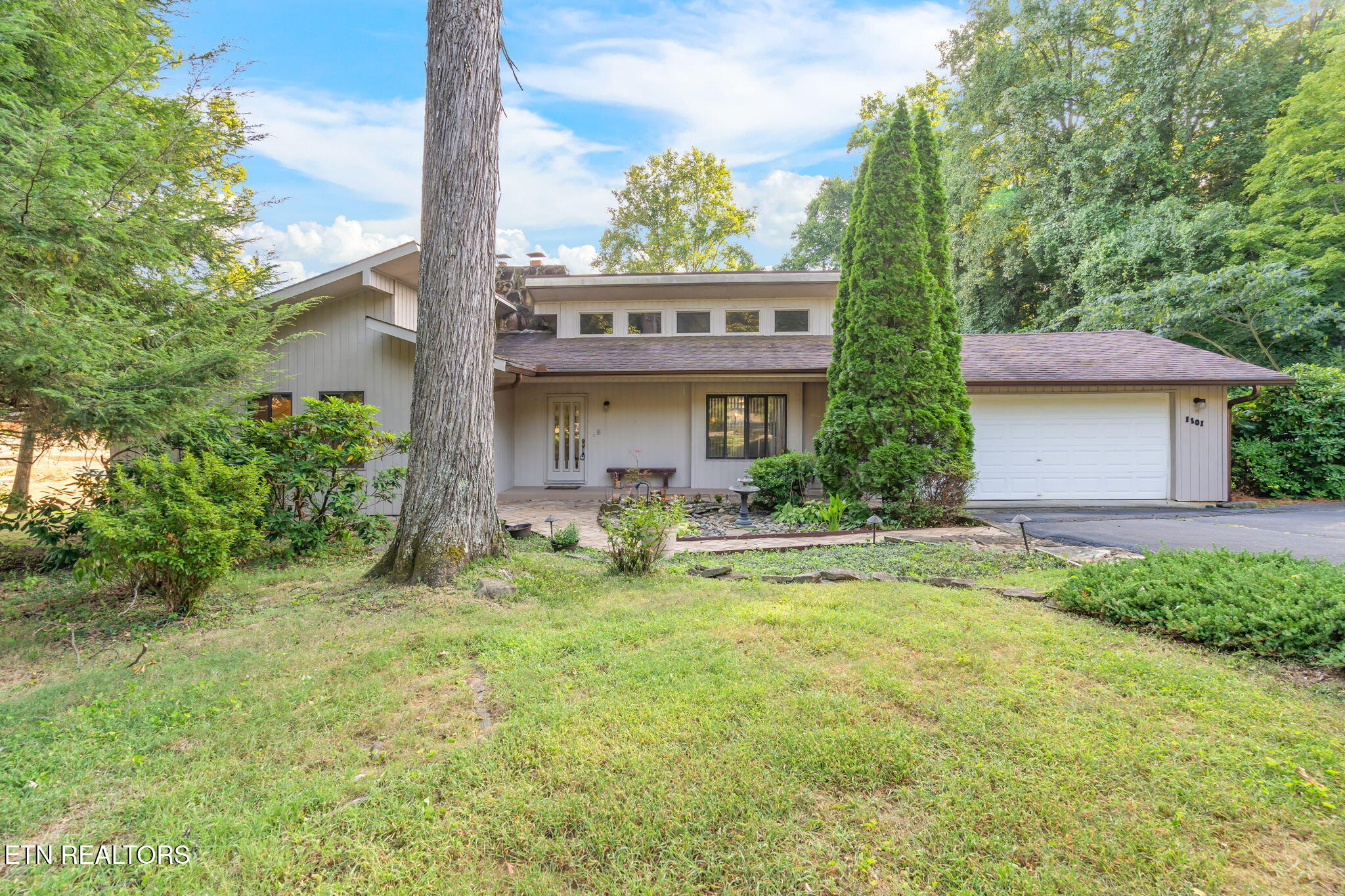 1101 Hickory Tr