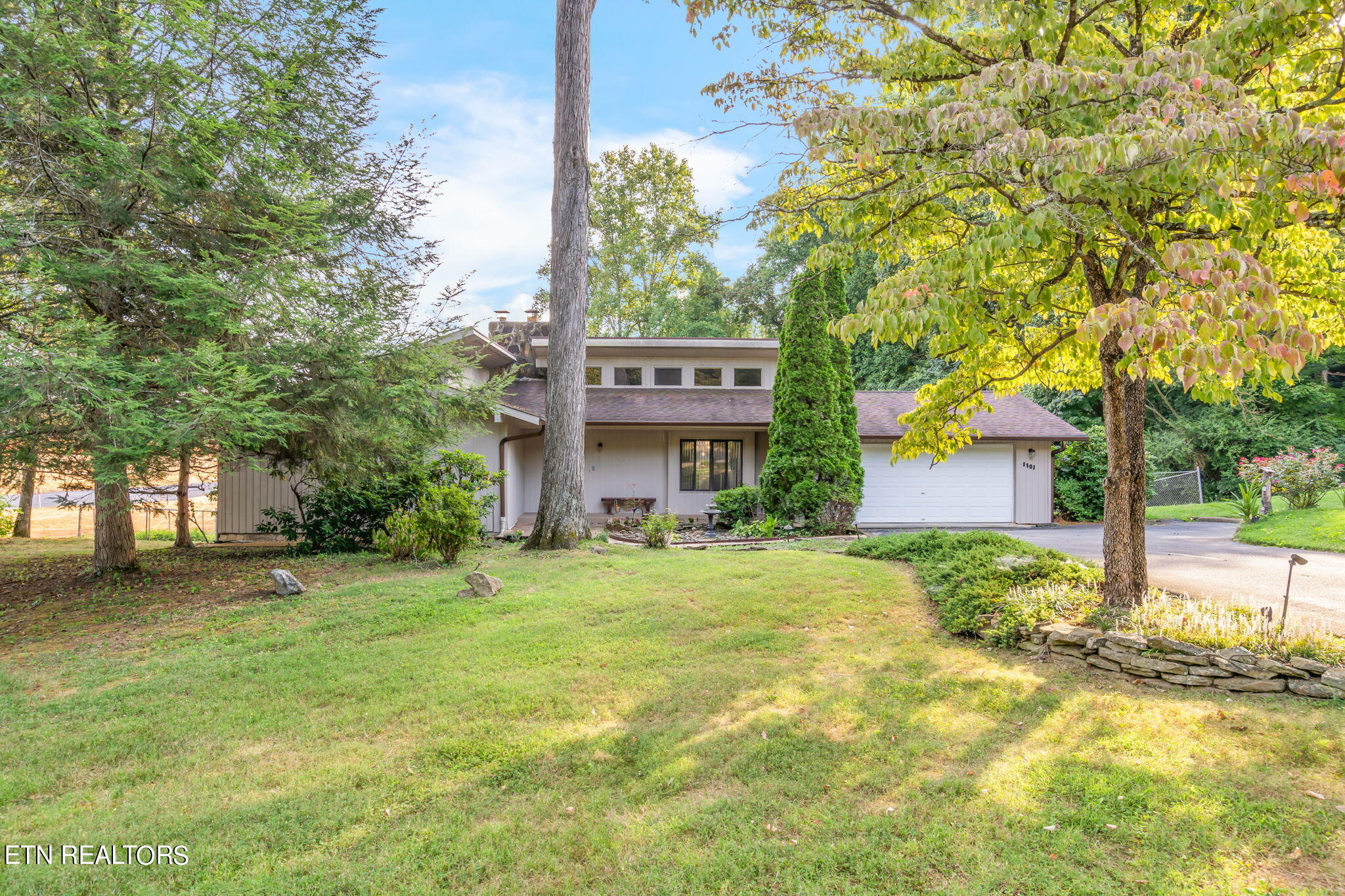 1101 Hickory Tr