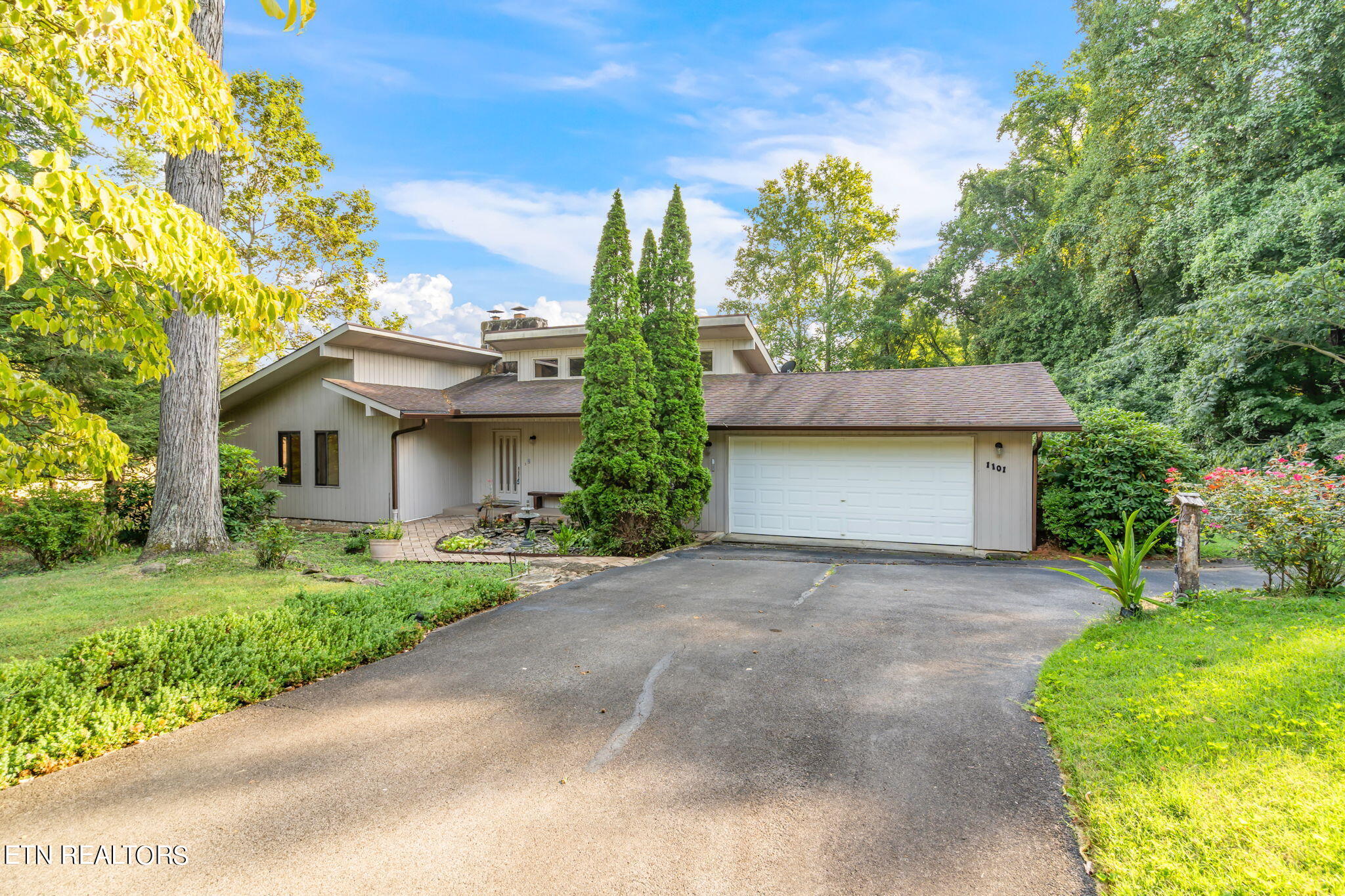 1101 Hickory Tr