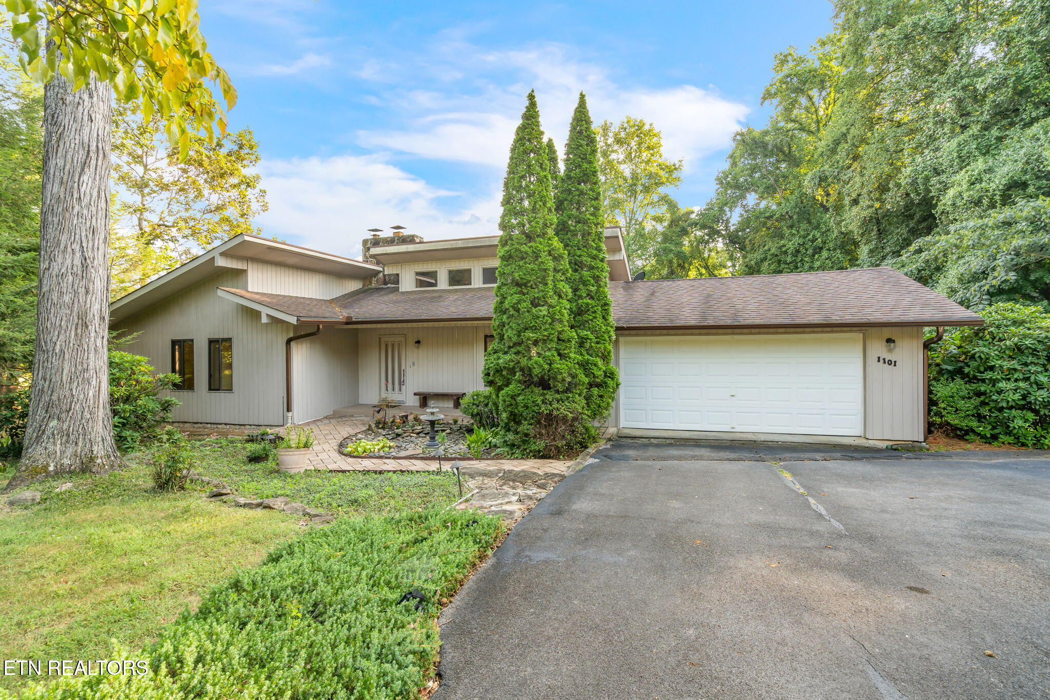 1101 Hickory Tr