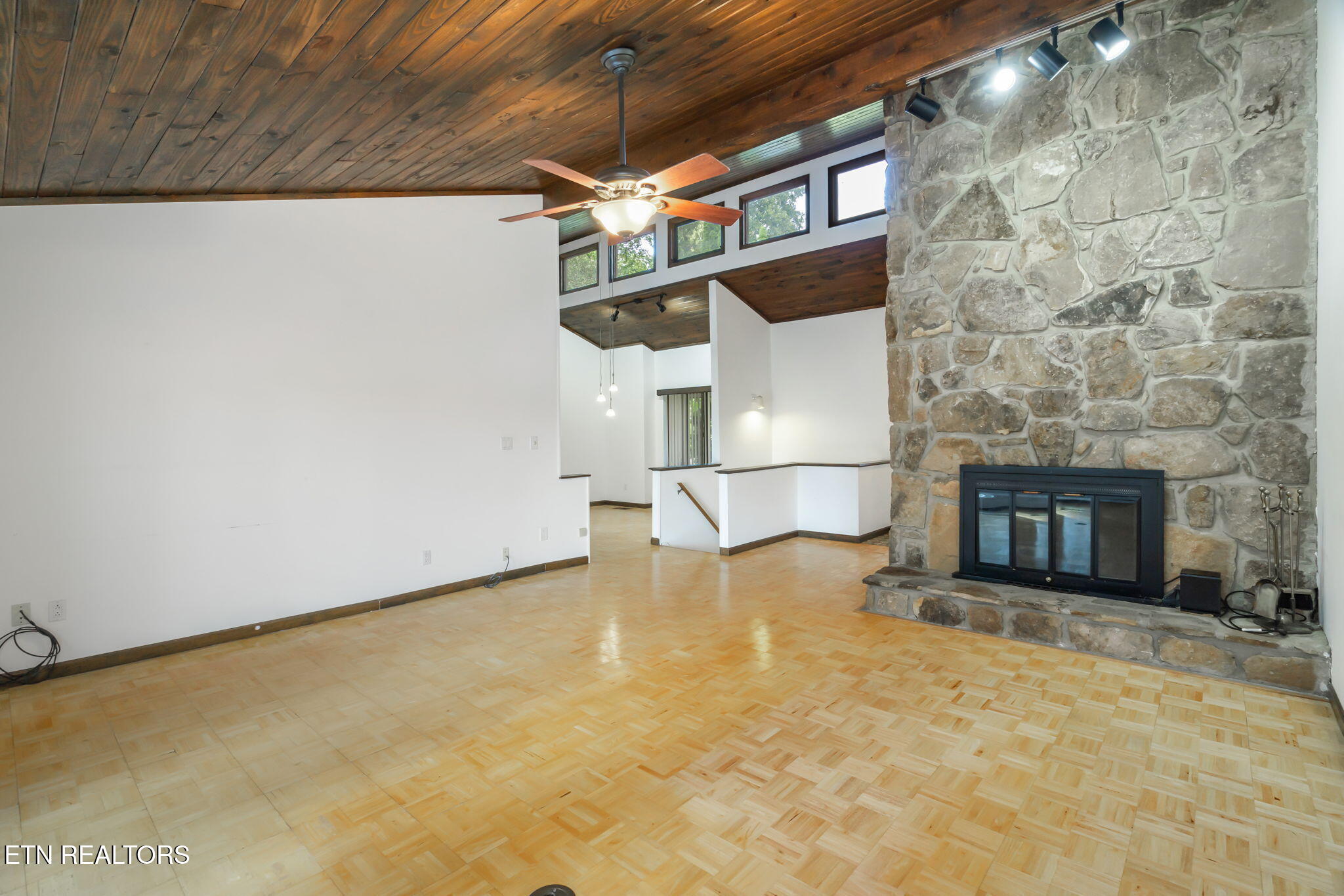 1101 Hickory Tr