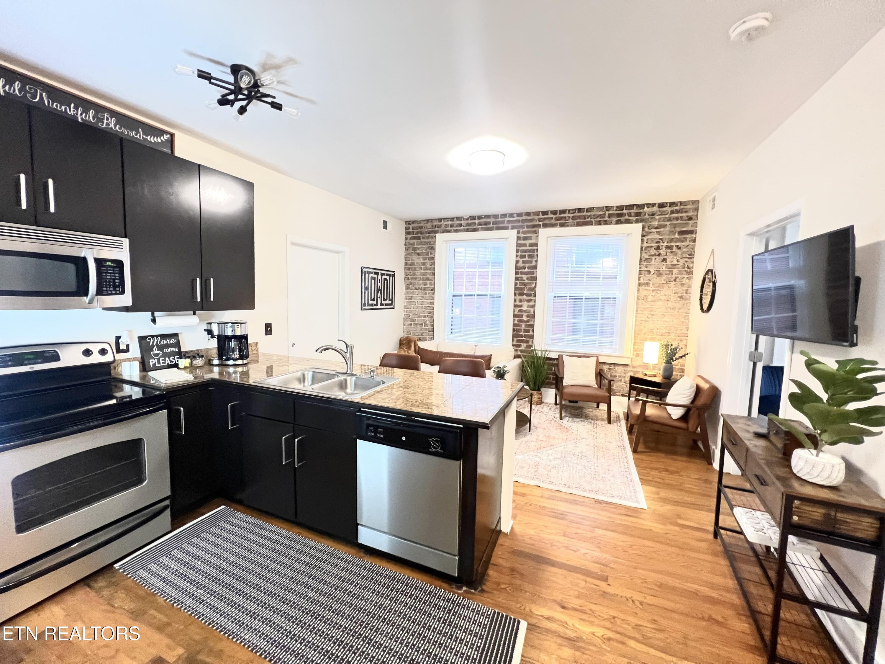 201 W Fifth Ave, 4