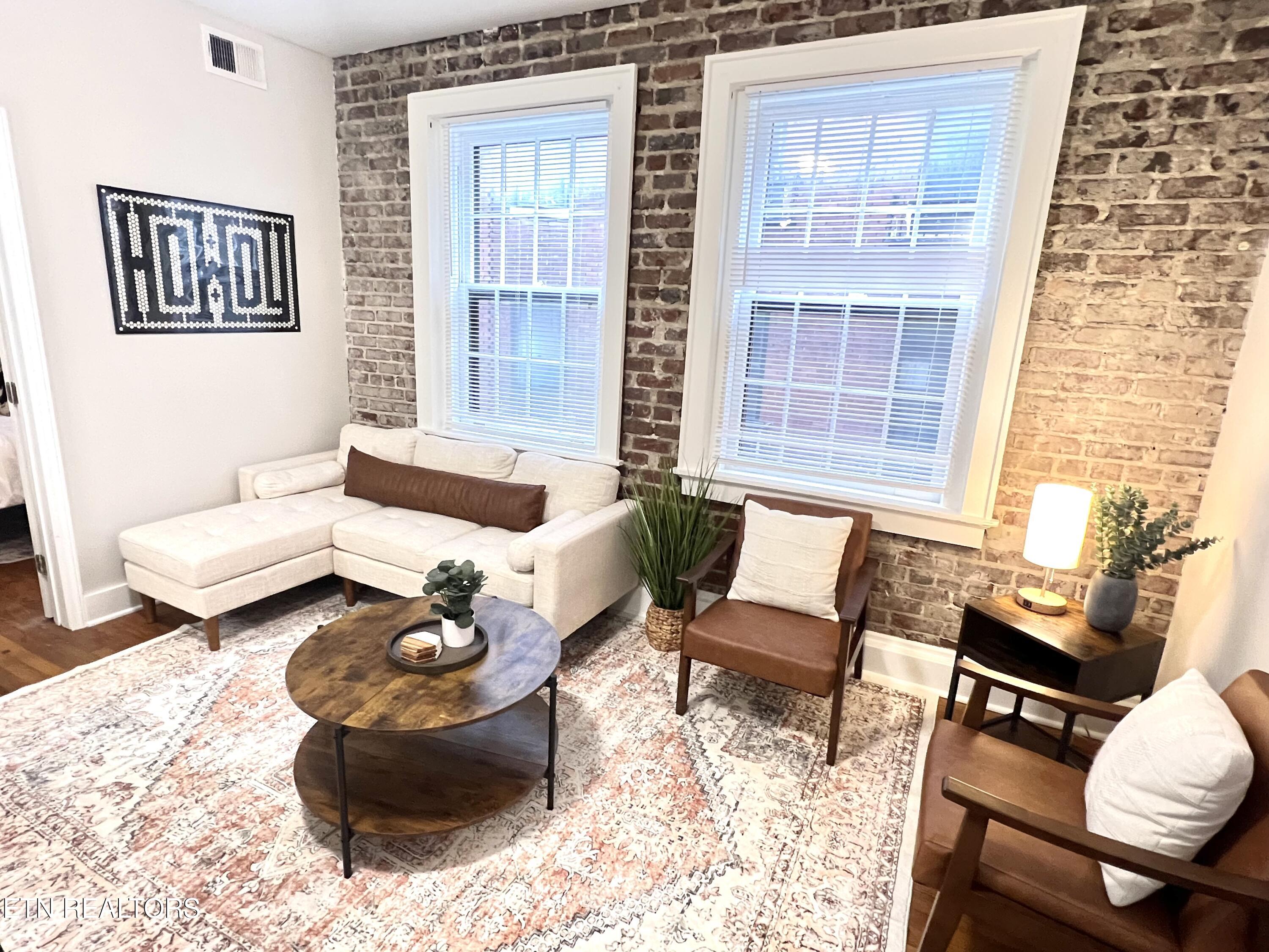 201 W Fifth Ave, 4