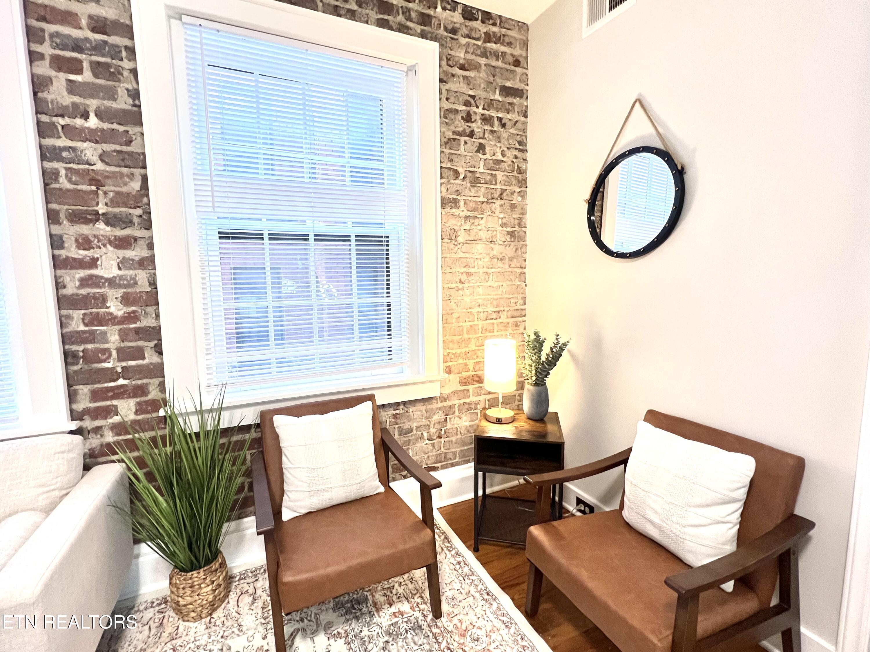 201 W Fifth Ave, 4