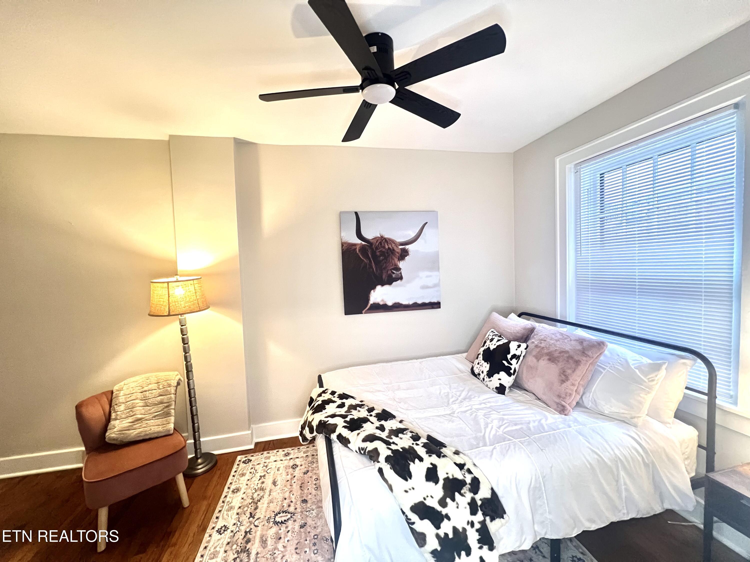 201 W Fifth Ave, 4