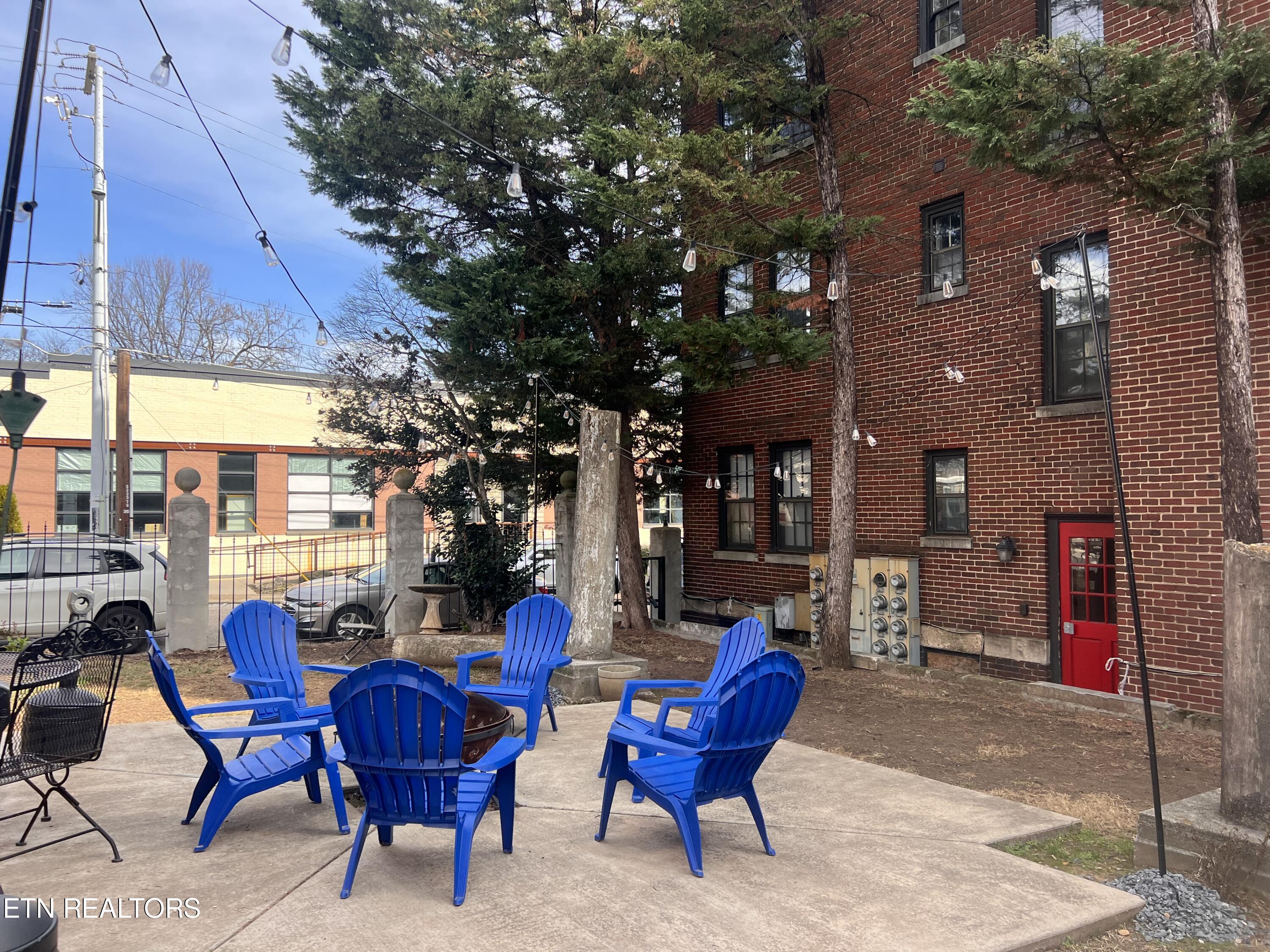 201 W Fifth Ave, 4