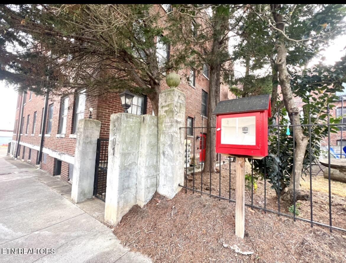 201 W Fifth Ave, 4