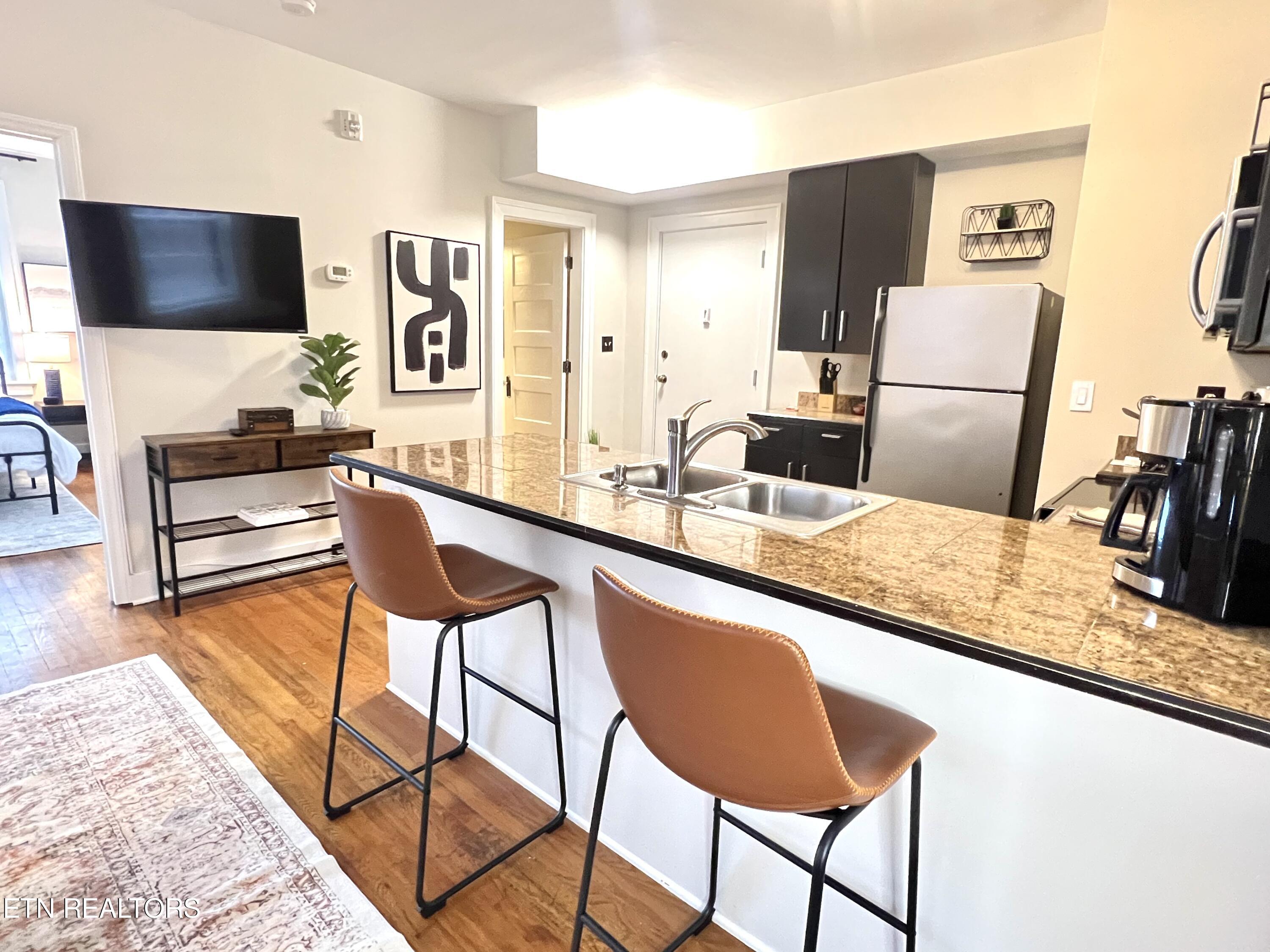 201 W Fifth Ave, 4
