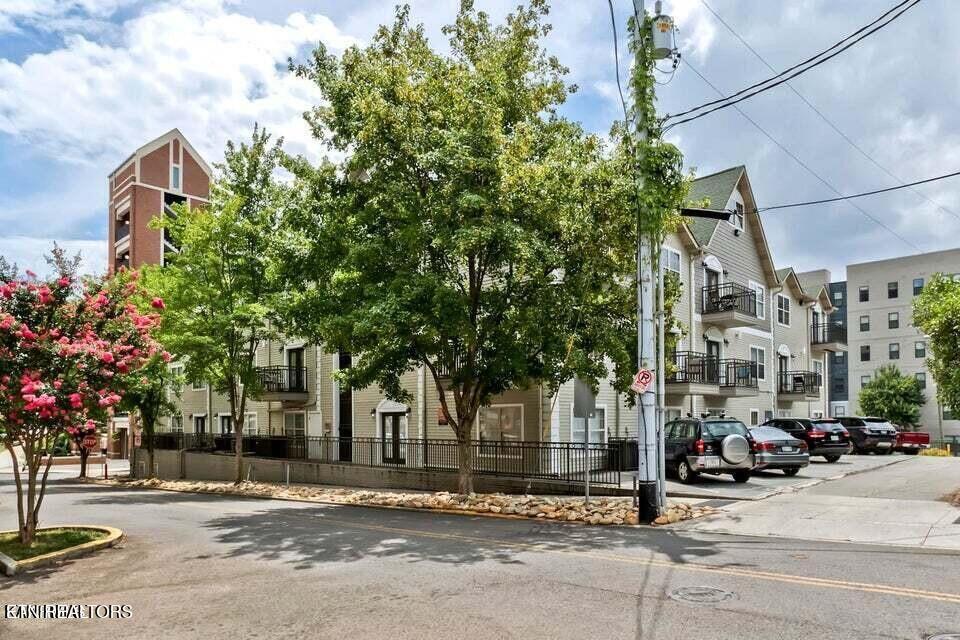 1801 Lake Ave, 321