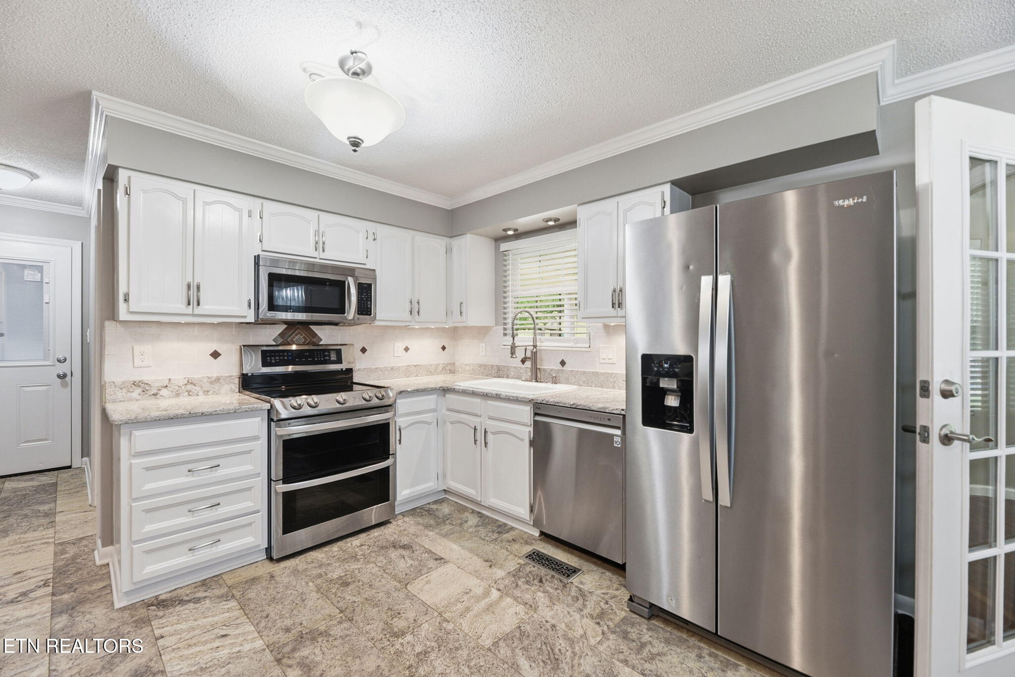 208 Lakeview Lane