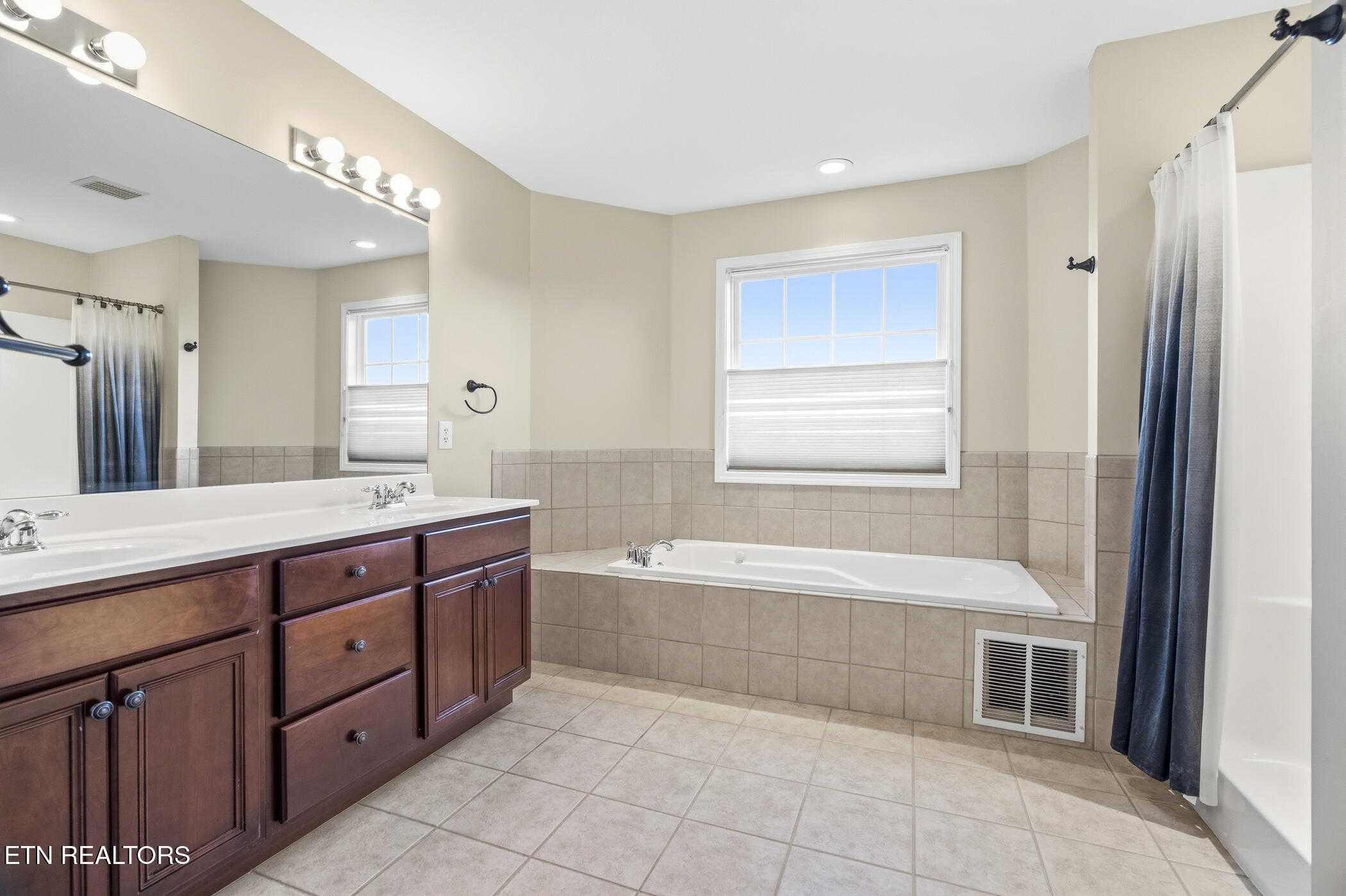 8342 Bay Garden