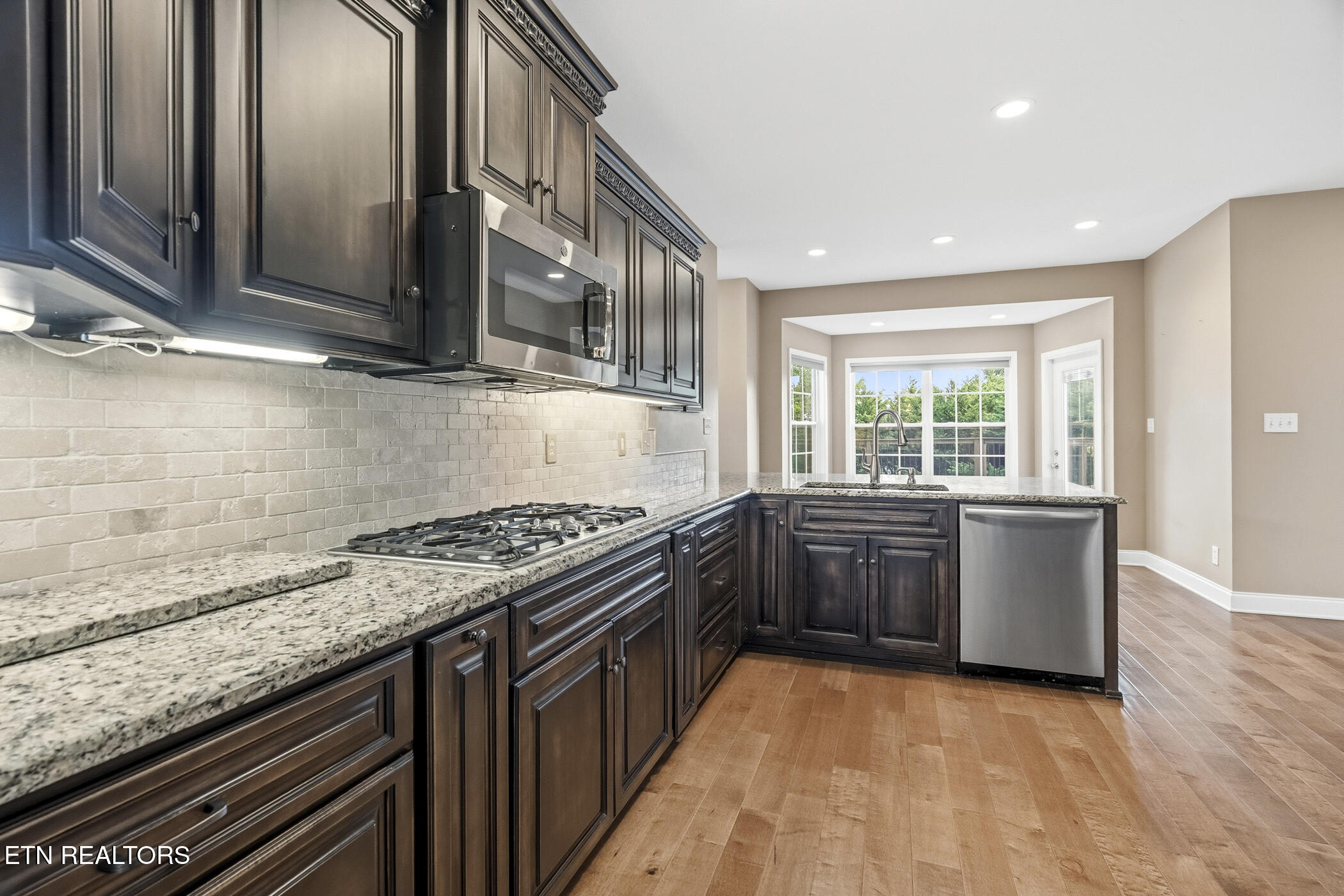 8342 Bay Garden