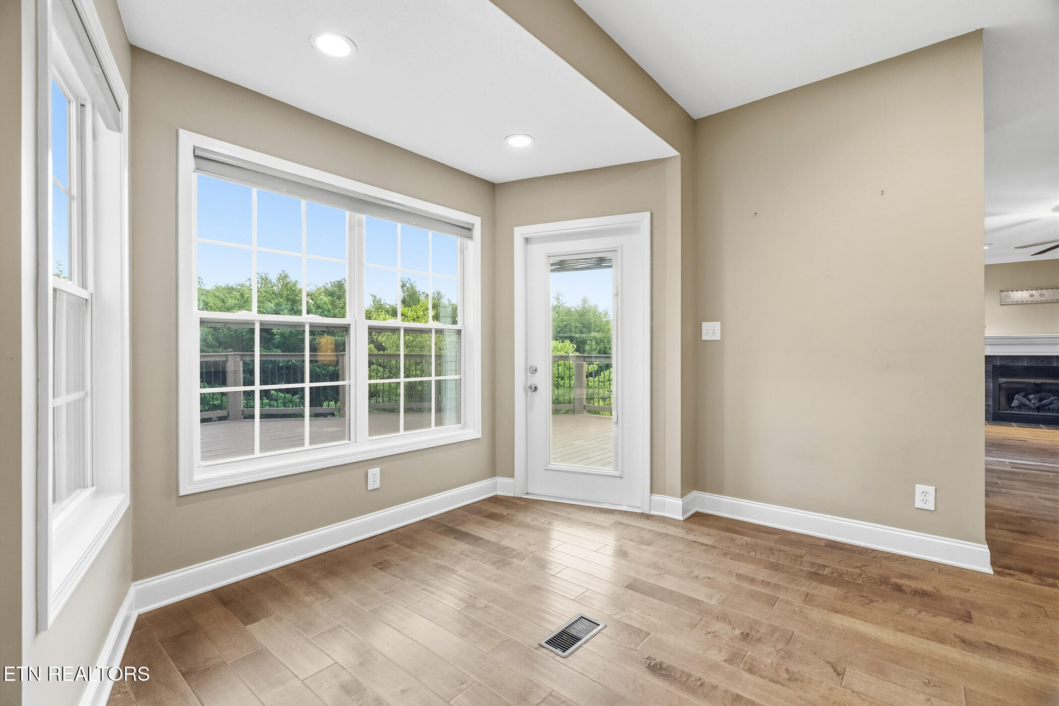 8342 Bay Garden