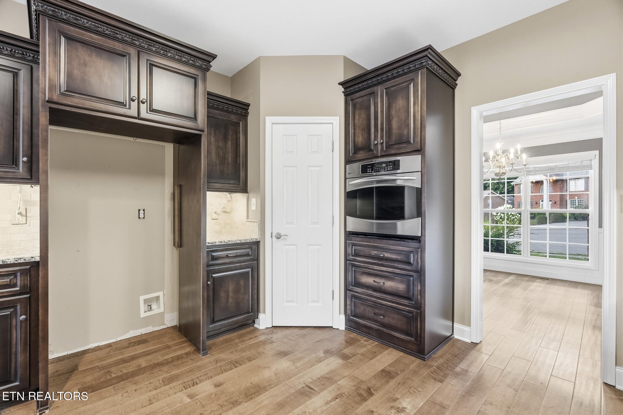 8342 Bay Garden