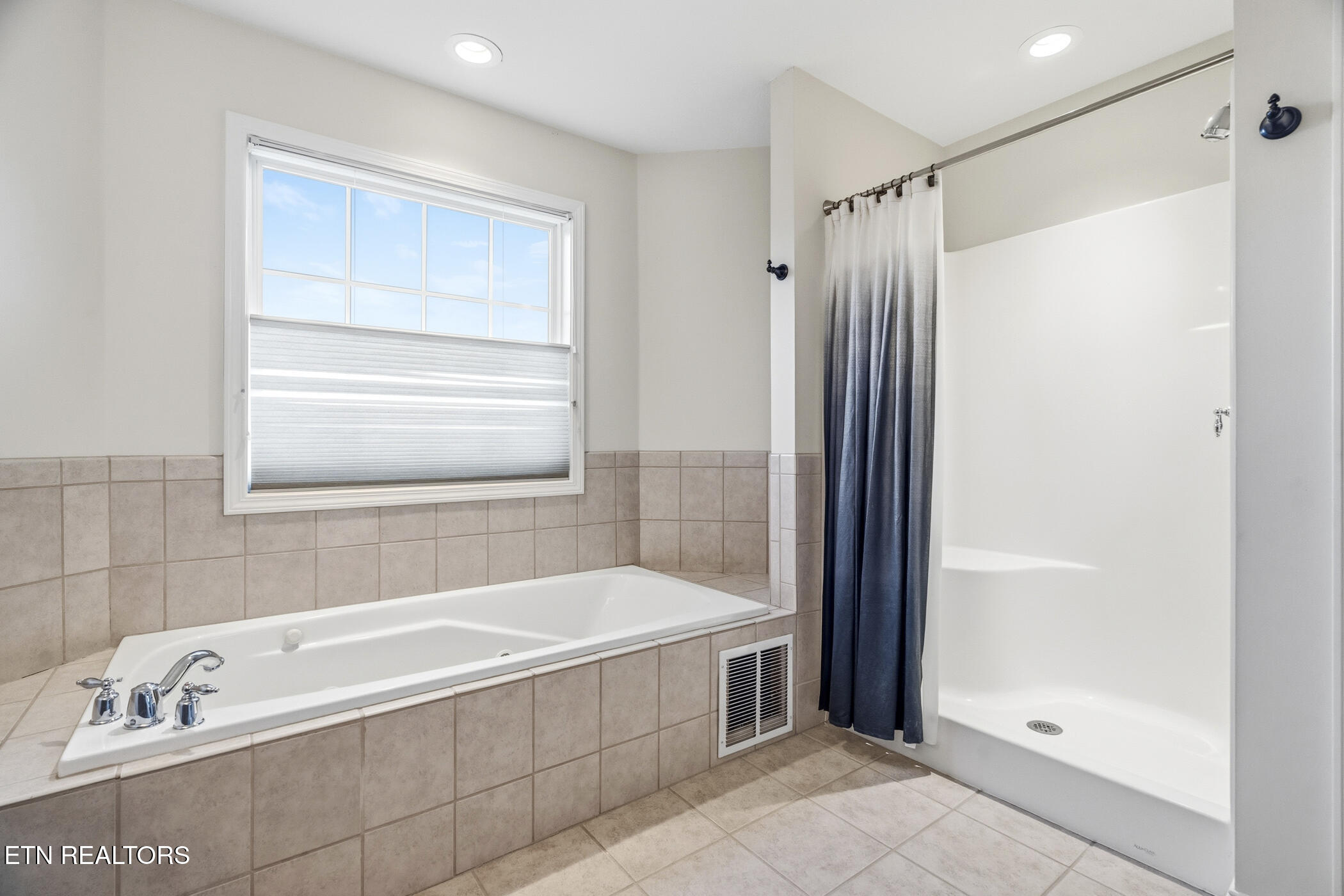 8342 Bay Garden