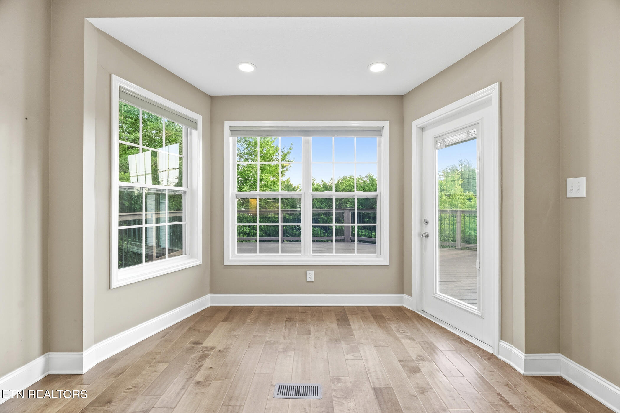 8342 Bay Garden