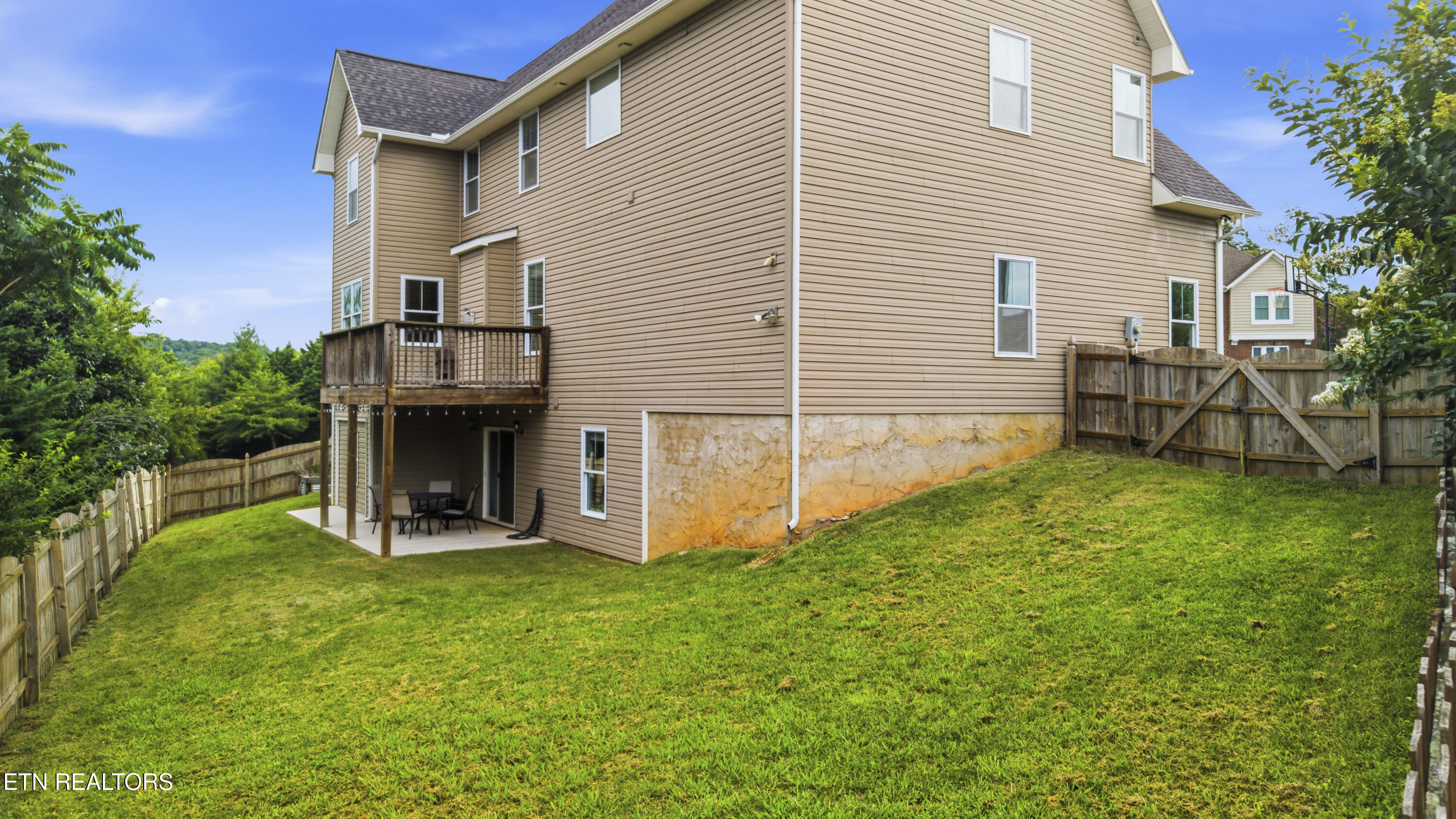 705 Huntcliff Lane