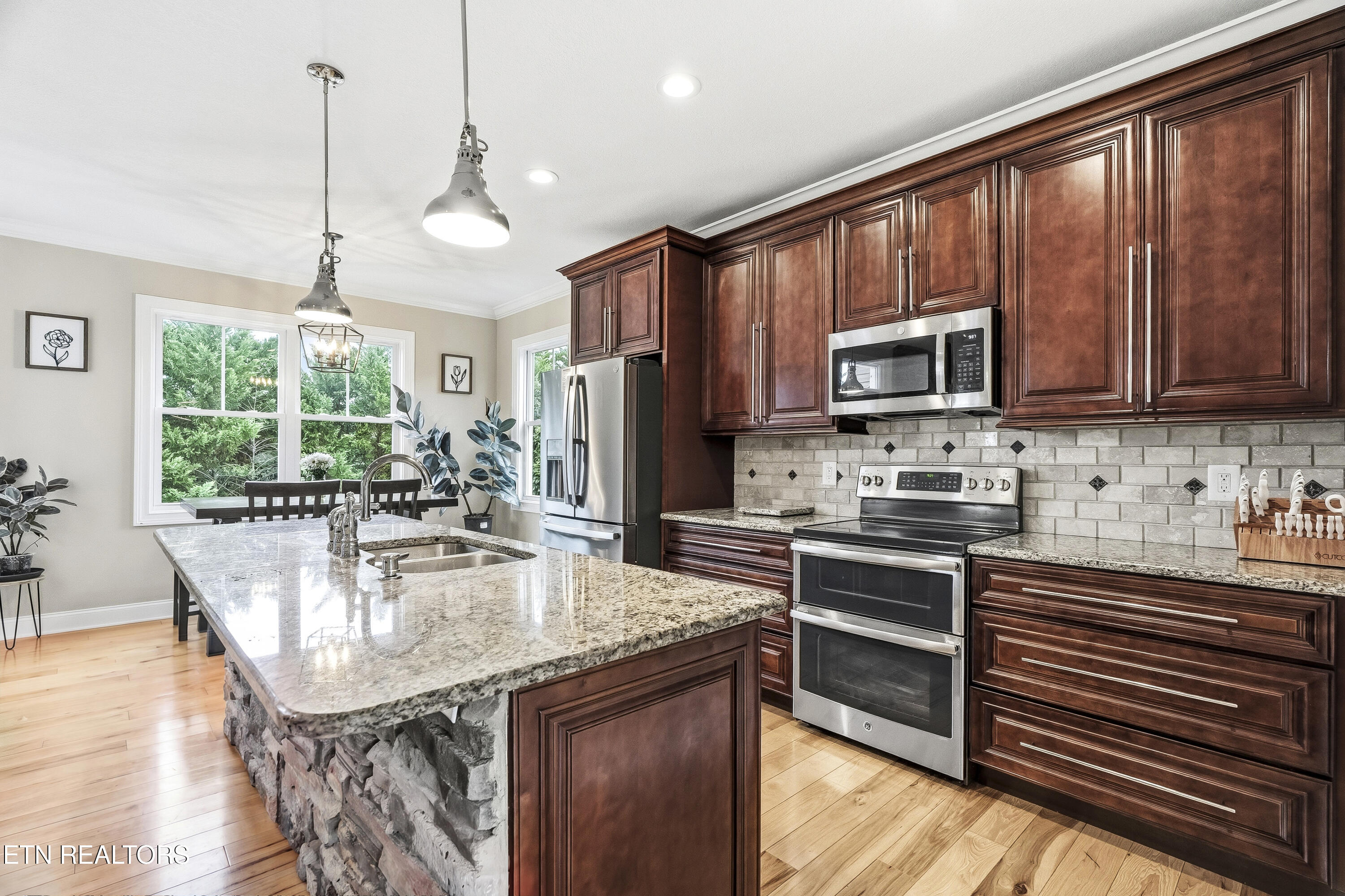705 Huntcliff Lane