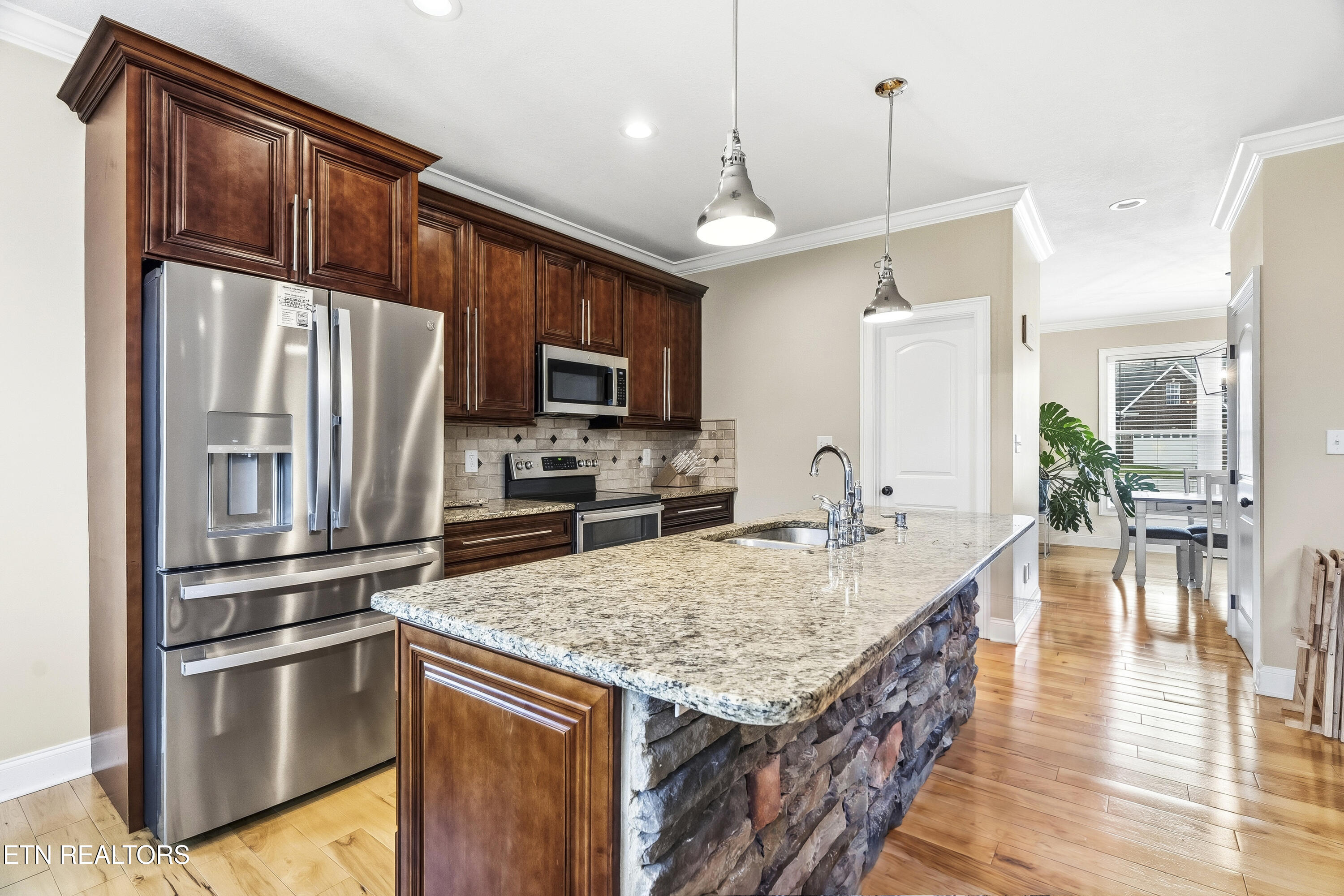 705 Huntcliff Lane