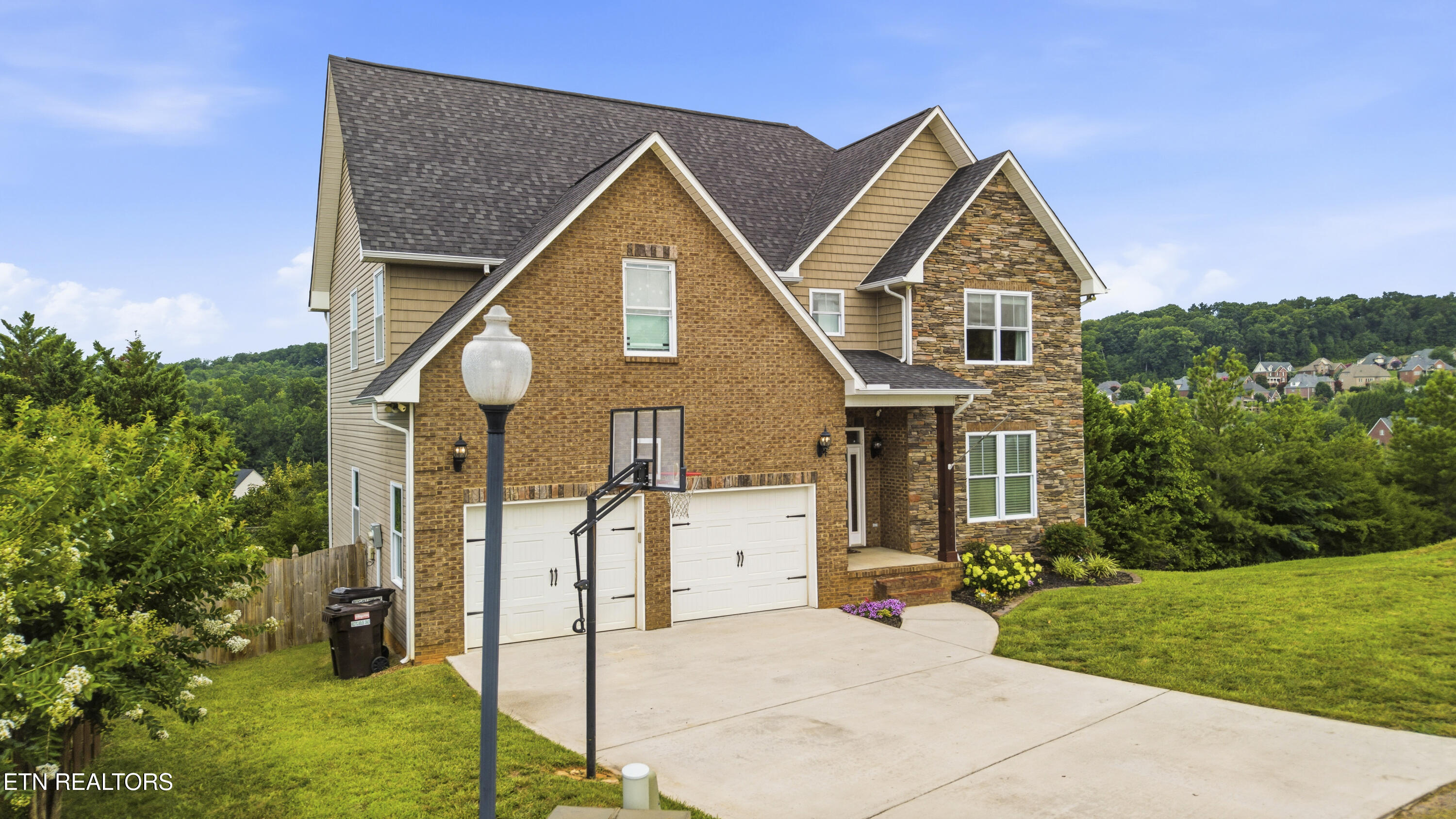 705 Huntcliff Lane