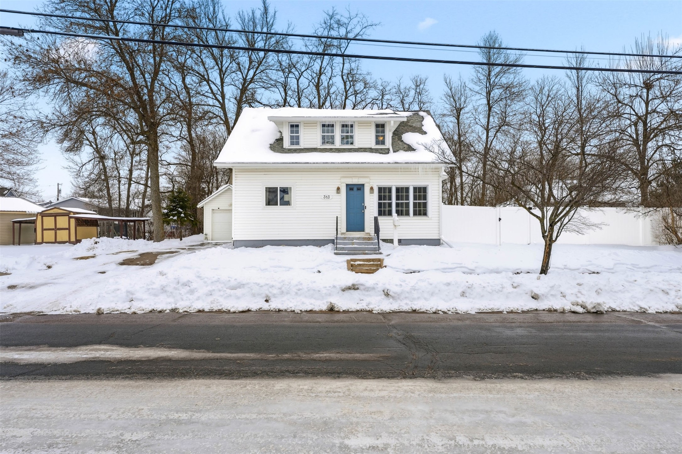 313 Lindoo Avenue E