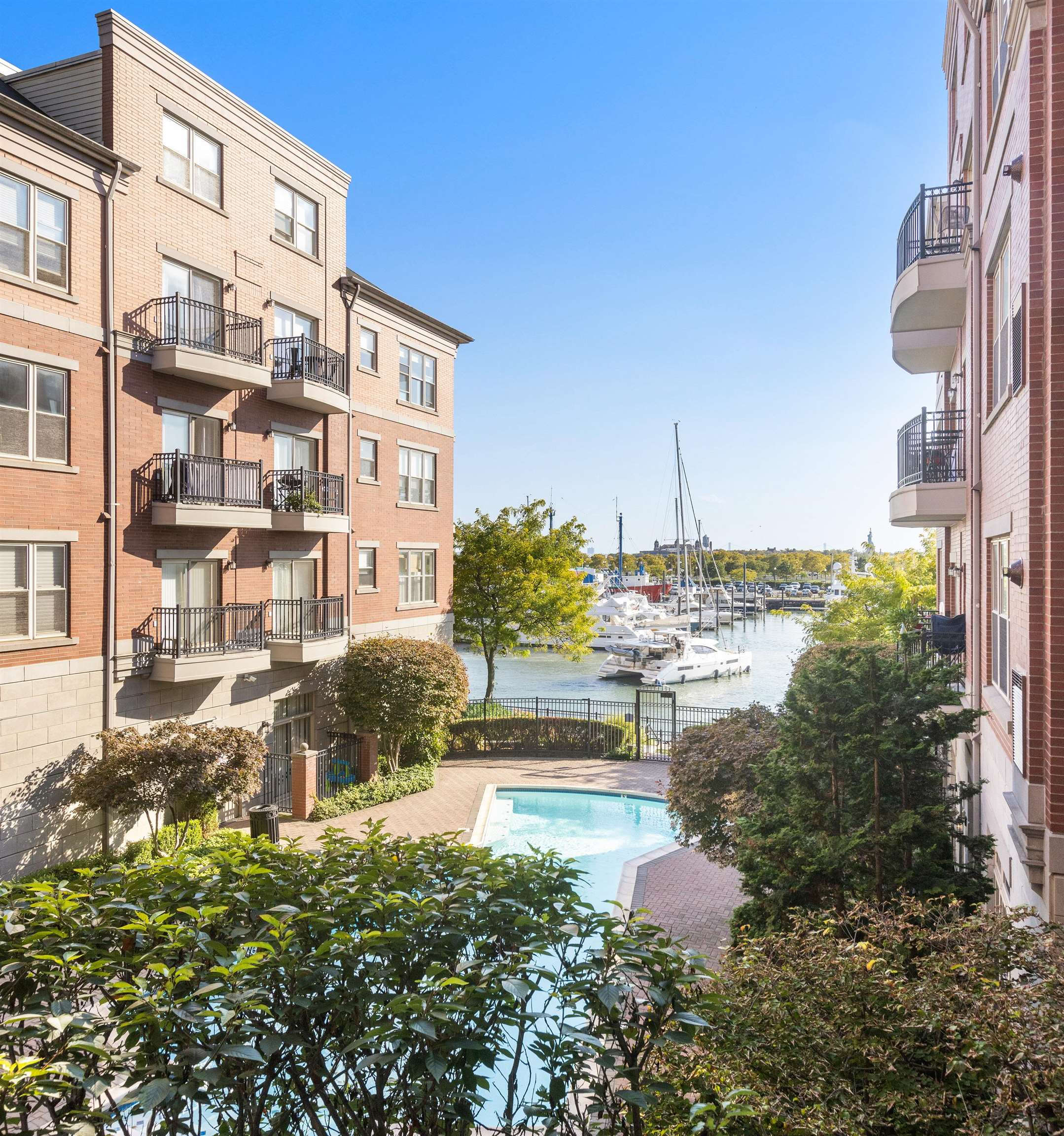 15 WARREN ST Unit: 215