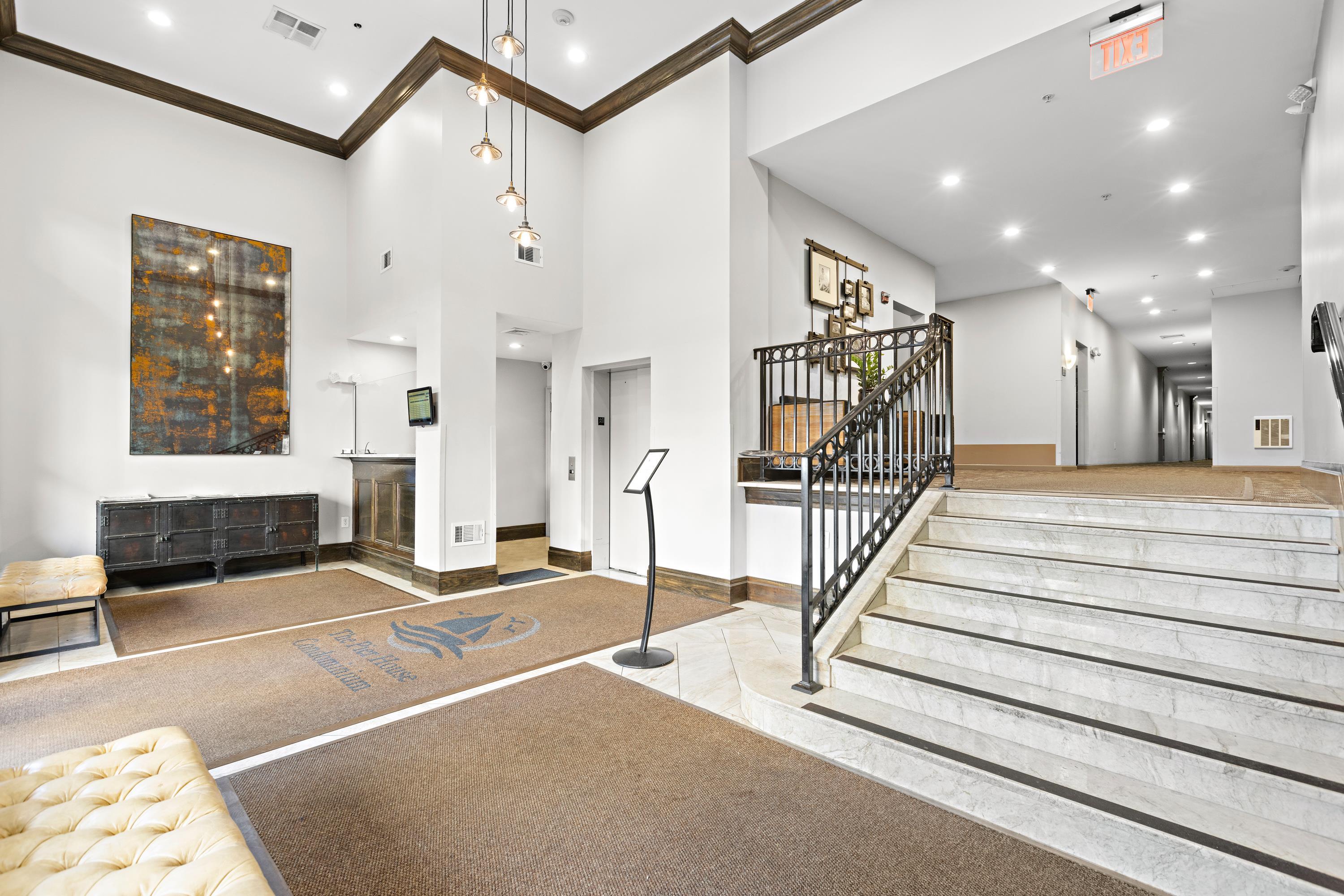 15 WARREN ST Unit: 215