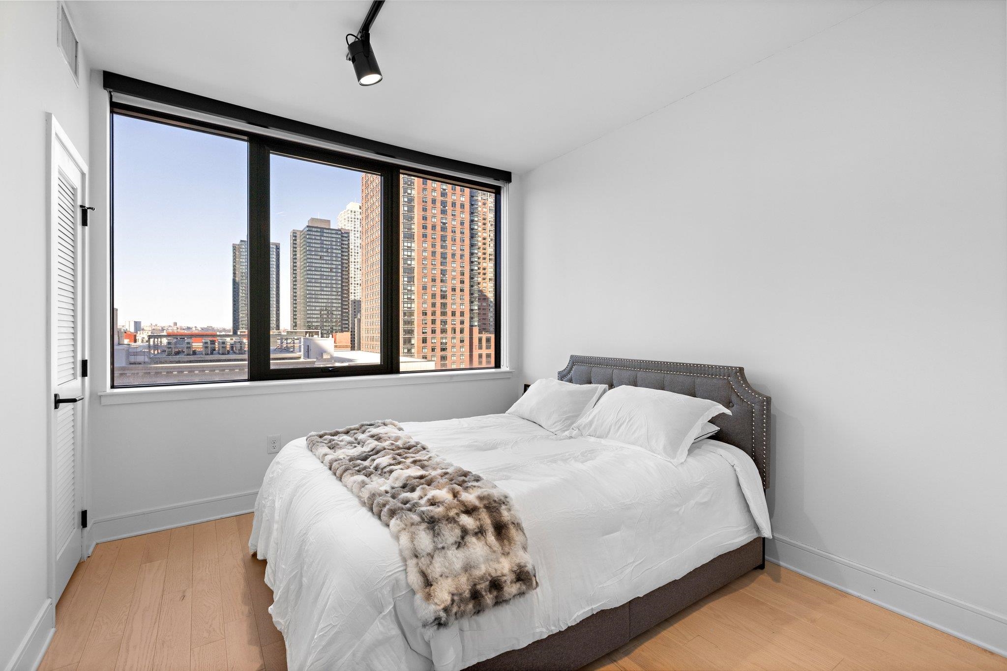 10 PROVOST ST Unit: 10-01