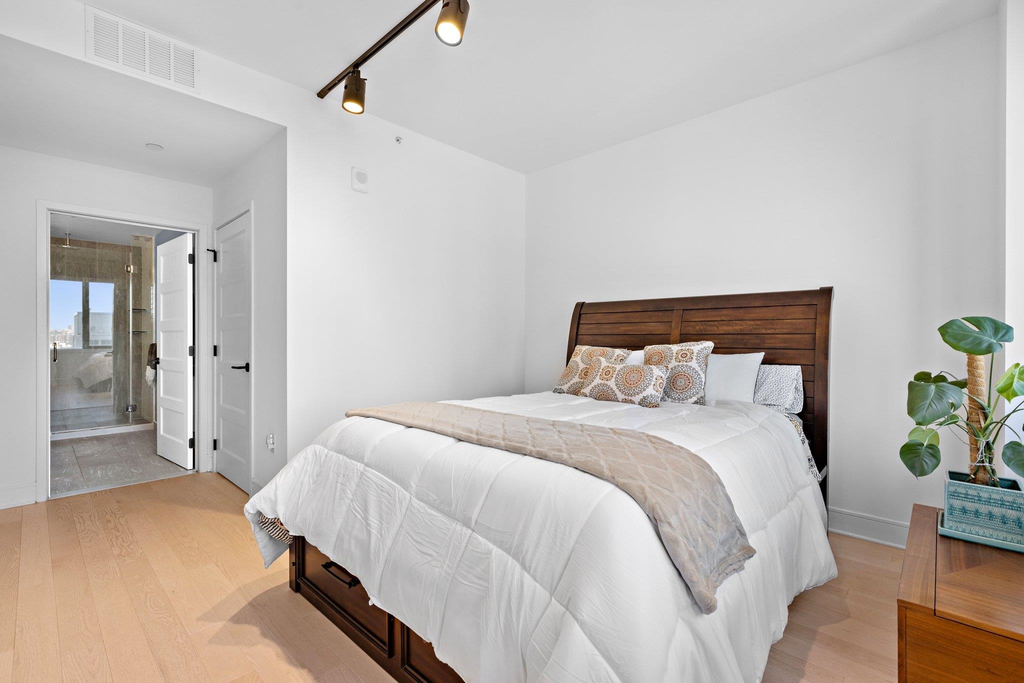 10 PROVOST ST Unit: 10-01