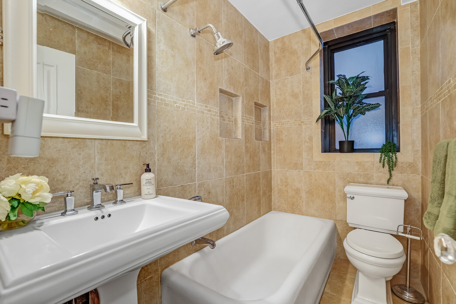 235 E 22ND Street 2T