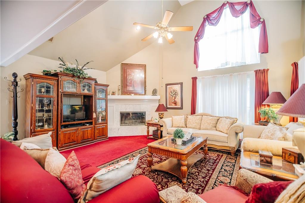 1219 W CHERRY HILL Loop