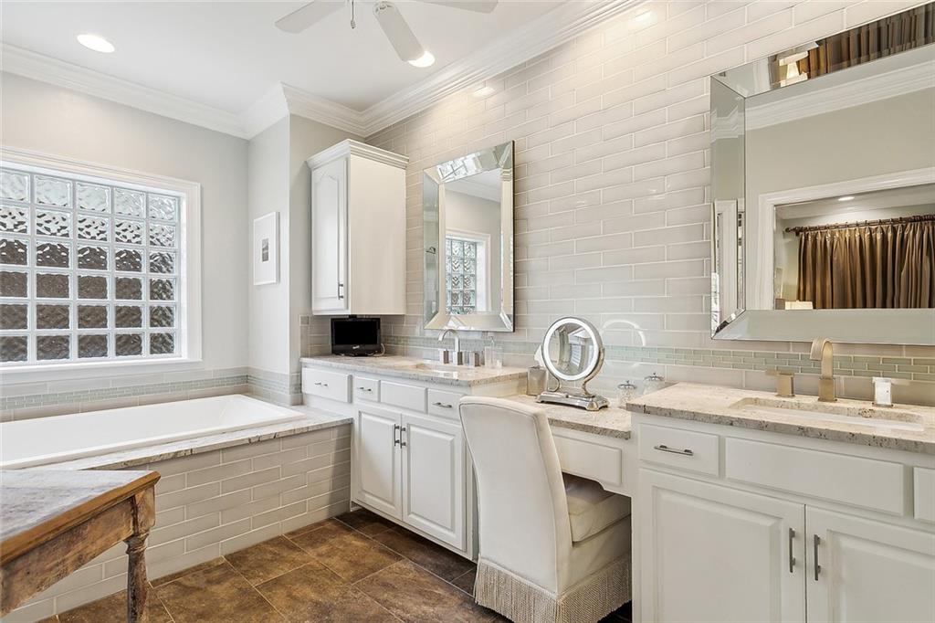 23 FAIRWAY VIEW Court