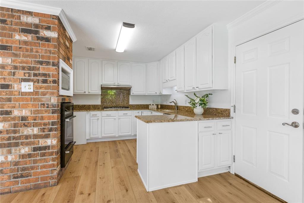141 LIVE OAK Street